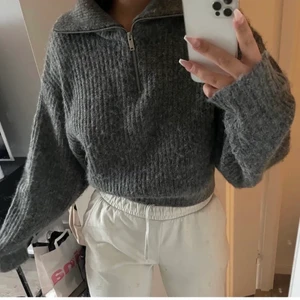 Gina tricot stickad tröja - Säljer denna grå stickade tröjan från Gina med zip up🖤 Storlek L men sitter bra på mig som brukar ha S/M, lånade bilder ❗️Högsta bud: 200+frakt❗️