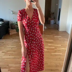 Klänning - Fin klänning som inte kommer till användning. Snygg passform med slits. Står stl 38 men skulle snarare säga 36.