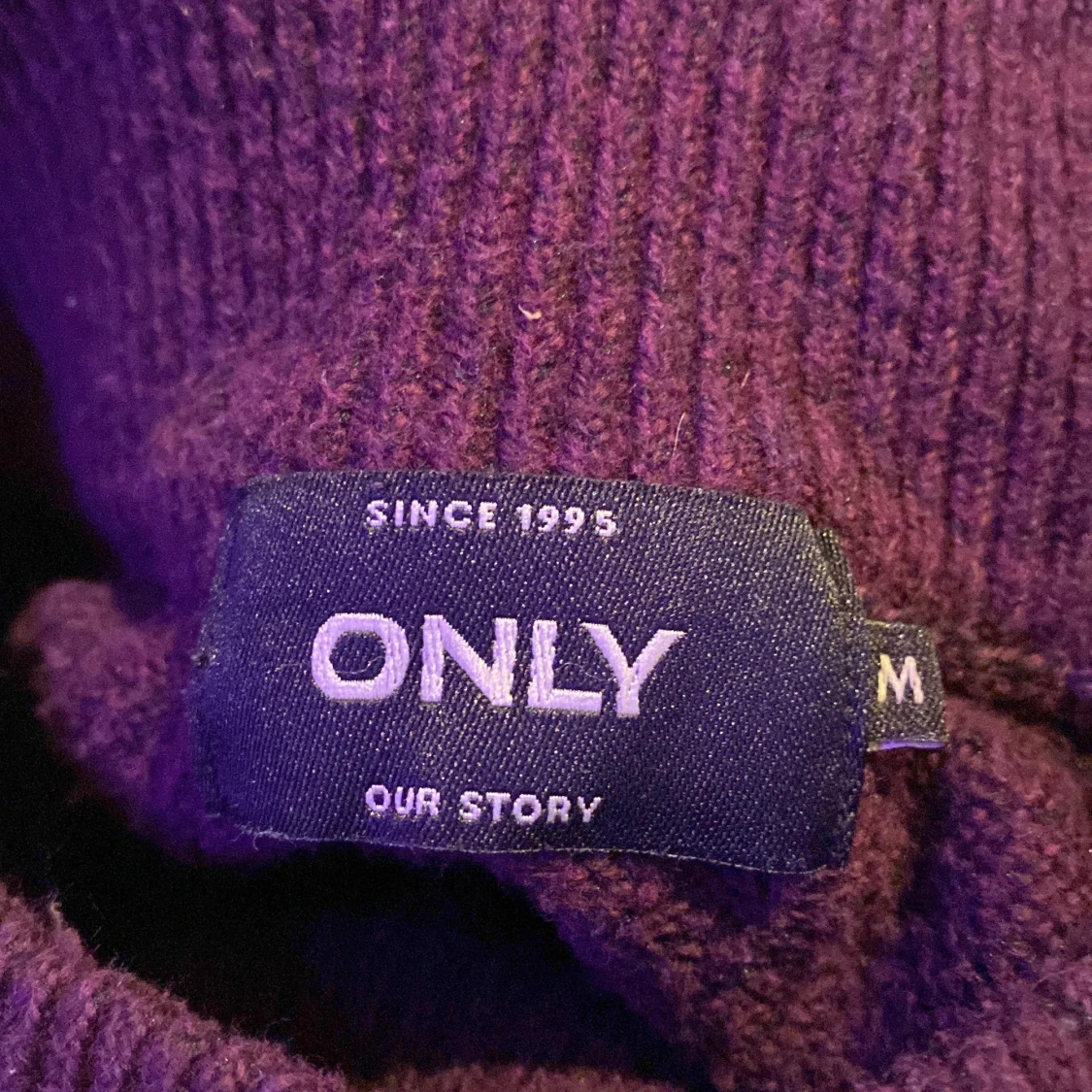 Vinröd stickad tröja från only - 91