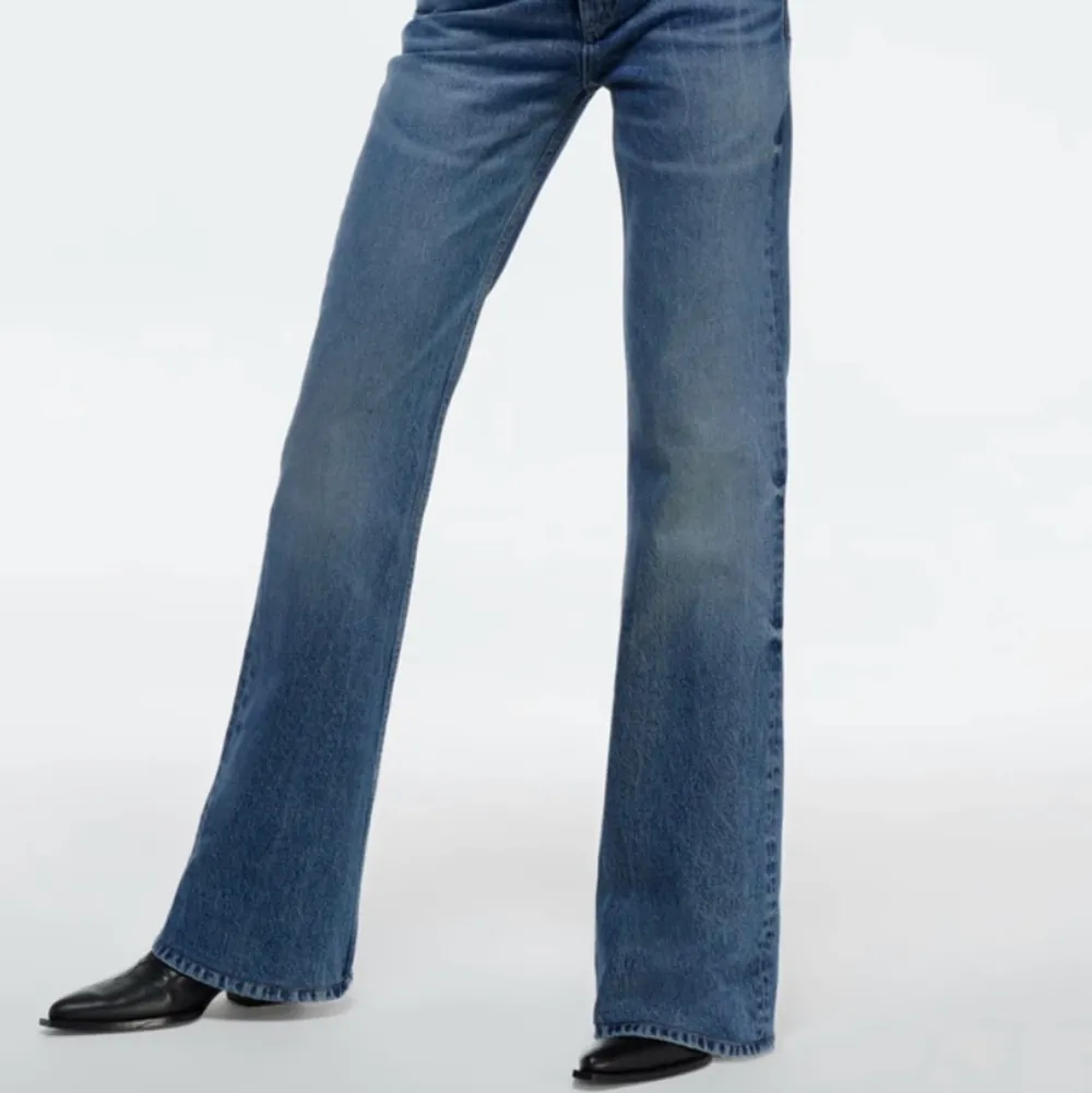 Bootcut, HELT OANVÄNDA - SLUT PÅ HEMSIDAN. Buda 💕 Från zara KÖP DIREKT FÖR 250kr. (frakt tillkommer på 66kr). Jeans & Byxor.