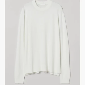 Stickad tröja ifrån HM - Vit finstickad tröja ifrån H&M, säljer pga använder inte, har en slits längst ner på varje sida, i strl S, den är slutsåld på hemsidan, säljer för 100kr, frakt tillkommer