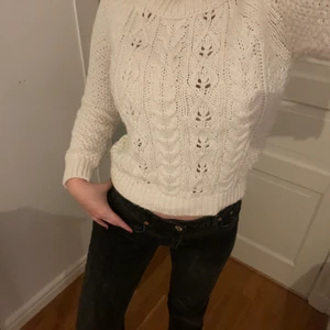 Vila mysig stickad tröja, XS - Mysig vit stickad tröja från vila, storlek xs men passar även S/M. Väldigt fint skick använd endast 2-3 gånger, inga defekter. 