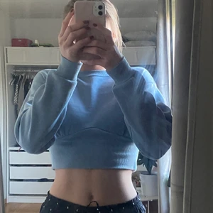 Sweatshirt  - Säljer min super mysiga ljusblå sweatshirt då den tyvärr inte kommer till andvändning❤️‍🔥