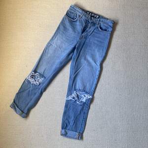 Jeans från märket karve (carlings). Med slitning vid knäna.