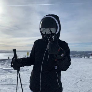 Skidjacka  - Säljer min skidjacka som är använd men i fint skick eftersom jag inte längre använder den. Jackan är svart/grå med vita detaljer och passar bra tillsammans med både ljusa och börja byxor. Den håller värmen bra och inunder ryms lager på lager. Priset går att diskutera. Köparen står för eventuell frakt. Kontakta mig om du undrar över något 🤍 