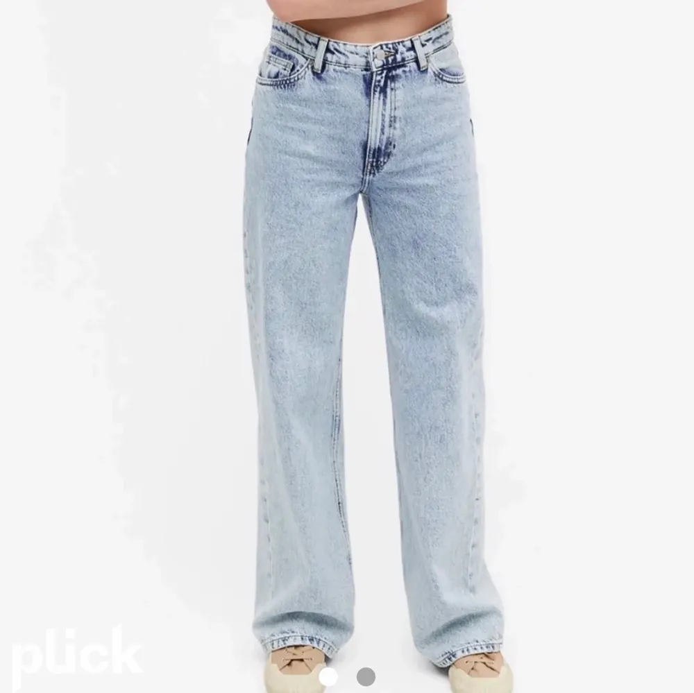 Säljer dessa full lenght zara jeans som är helt utsålda i butik. Dessa är i 34 och är normala till storleken. Knappt använda men säljer för halva priset då de tyvär inte passade mig 💕. Jeans & Byxor.
