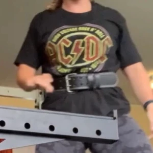 Acdc T-shirt  - T-shirt med acdc tryck i strl L från Rockzone. Fint skick, använd endast i någon månad. Har även fler T-shirts med rockband tryck i min profil. 