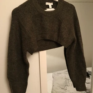 Kort stickad tröja  - Jättesnygg populär kort stickad tröja, helt nytt med prislapp kvar 💕