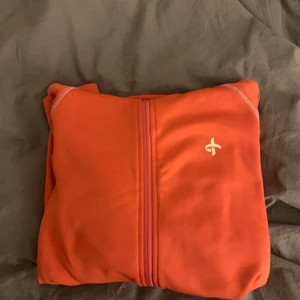 Tränings tjocktröja/ träningsfleece - En korall/orange träningsfleece i strl M. Knappt använd och i superfint skick! 