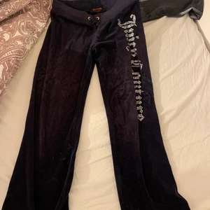 Juicy coture - Dessa as fina juicy coture byxor! Tyvärr för små för mig (162 cm lång) ❤️‍🔥❤️‍🔥 (äkta) har dock ett jättelitet hål på höger ben! 💋