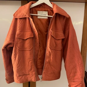 Orange jacka - Orange/rost färgad jacka från Carin Wester! Storleken står inte, men skulle säga att den är som en M och passar även mindre. Bra skick💕