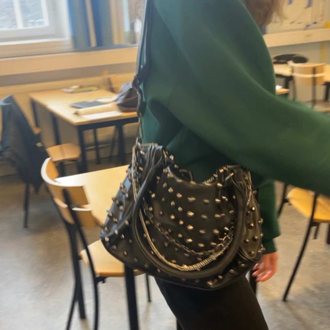 Cool väska med nitar  - 90