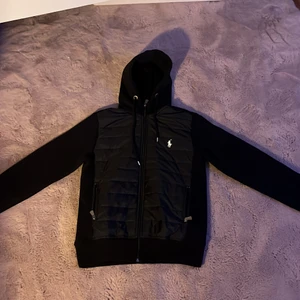 Ralph lauren  - Fin jacka från Ralph lauren. Perfekt nu till våren använd 2 gånger. Passar Folk som har S lika bra.