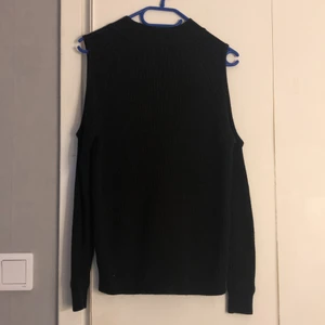 Svart tröja  - Super fin tröja med öppna axlar