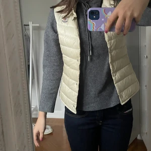 Moncler väst  - Säljer min beige moncler väst i storlek 12 i barnstolen men passar en XS, köpt på Nk✌️😍❤️💗 västen har ett litet märke vid moncler märket (se bilden) ❤️🤩💗 priset kan diskuteras 