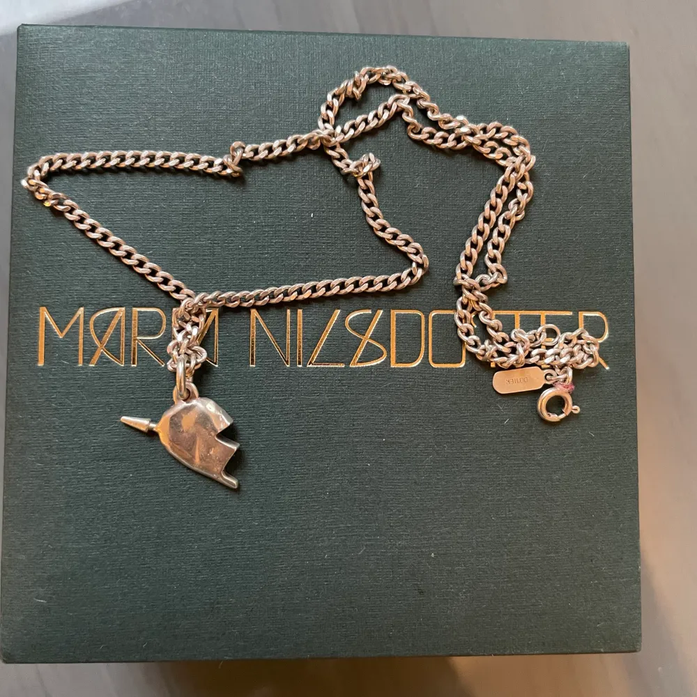 Hej, vill byta detta halsband mot något annat smycke ifrån Maria Nilsdotter. Använd ett fåtal gånger därmed väldigt bra skick!! Går att matcha till så mycket och är verkligen så fint! Om det inte framstod så är halsbandet i silver!!💕💕💕. Accessoarer.