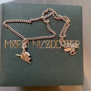 Hej, vill eventuellt sälja/ byta detta halsband ifrån något annat smycke ifrån Maria Nilsdotter. Använd ett fåtal gånger därmed väldigt bra skick!! Går att matcha till så mycket och är verkligen så fint! Om det inte framstod så är halsbandet i silver!!💕💕💕