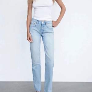Säljer dessa ljusblå mid waist jeans från zara, de är i storlek 38 men passar även 36 då de är ganska små på mig med storlek 38!!💋 bilderna är lånade skriv för egna!!