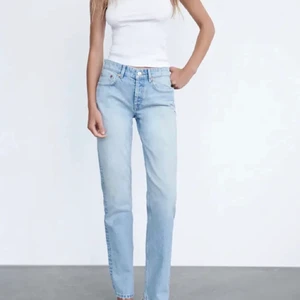 Mid waist jeans - Säljer dessa ljusblå mid waist jeans från zara, de är i storlek 38 men passar även 36 då de är ganska små på mig med storlek 38!!💋 bilderna är lånade skriv för egna!!