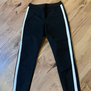 Vero Moda kostymbyxor, S/30 - Svarta, lite kortare kostymbyxor i storlek S/30. Ser ut som nya. Köparen står för frakten. 