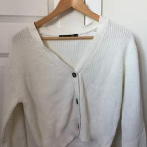 Jätte fin vit stickad tröja ifrån lager 157. Sällan andvänd. Säljs för att jag inte andvänder den längre.