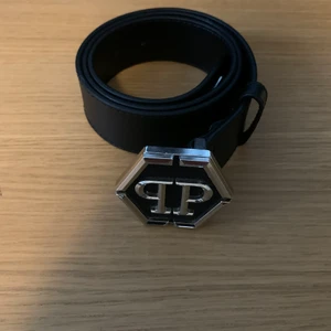 PHILIPP PLEIN BÄLTE 90 - Statement belt , använd men bra skick. Nypris 325 euro. Strlk 90
