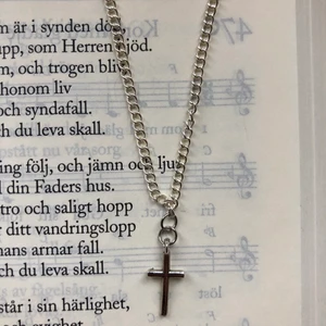 Halsband kors - Kristendommen är vår största världsreligion och tillbes av 2,18 miljarder människor. FN artikel 18 förklarar religionsfrihet som en mänsklig rättighet. Alla har rätt att, offentligt eller enskilt, utöva sin religon eller trosuppfattning. Tillsammans värnar vi om våra mänskliga rättigheter! (P.S kedjan är 40 cm )