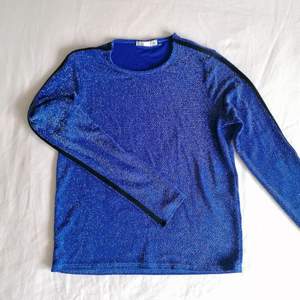 Supercool och festlig glittrig blå tröja från NLY Trend. Storlek L men liten, liknar snarare storlek S/M. 