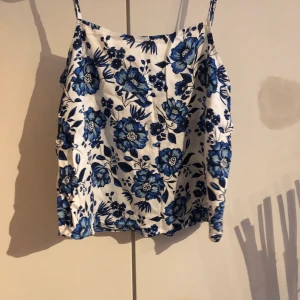 Mönstrad tröja strlk:36 - En blommig topp med spagetti ärmar. 