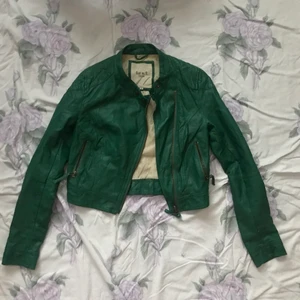 Grön läderjacka - Fin jacka jag köpt på secondhand! Använd men i gott skick 💚