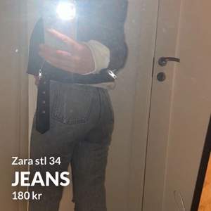 Jättefina jeans från Zara, stl 34. Sparsamt använda, som nya! Obs, skinn jackan finns i profilen:) Frakt tillkommer!