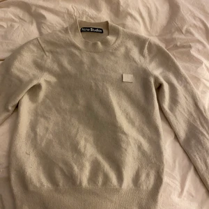 Acne tröja - Intressekoll på min jättefina acne tröja som är använd ett fåtal gånger men har inge slitningar! Stolek xs! Nypris ca 2000kr! För frågor eller fler bilder kom privat! (Köpare står för frakt)