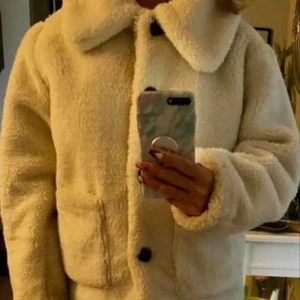 Teddyjacka - Säljer en fin Teddyjacka som använts fåtal gånger. Finns på andra sidor.