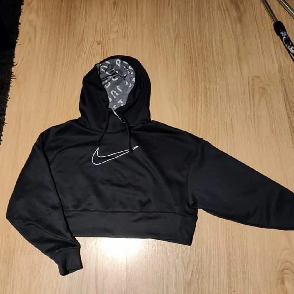 Jättefin lite croppad Nike hoodie aldrig använd . Hoodies.
