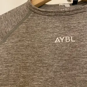 As snygg tight tränings tröja från AYBL. Tyvärr var den för liten på mig så måste sälja den. As fin grå färg som är lite åt khaki hållet 
