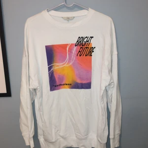 Vit sweatshirt - En vit sweatshirt med tryck, strl S. Jättefin men lite kort i armarna på mig. Köpt i Spanien för runt 250kr. Säljer för 80kr +frakt. Betalning sker via swish!🥰