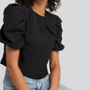 Topp med puffärm - Fin topp i bra skick från NA-KD!