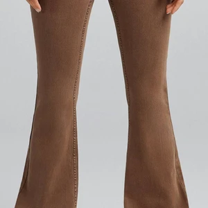 Jeans Flare Bershka - Bruna Flare jeans från Bershka i storlek 34, aldrig använda med lappar kvar. Stretchiga.