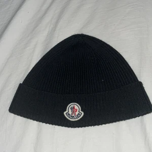 Moncler mössa berretto - Skick: 9/10✅ Storlek: one size✅  qr cod finns ✅ OG: inget og✅ Säljer billigt pga dåligt intresse👍🏽