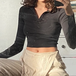 WEEKDAY crop top  - Så snygg croppad topp från WEEKDAY! Mjuk och stretchig och går att knäppa om man vill🖤 