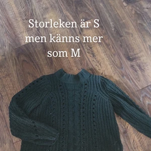 Stickad Tröja - FRÅN VERA MODA Använt fåtal gånger. :) Storleken är S men känns som M! Färg-Mörkgrön || Materialet är mjukt de sticks inte!! 