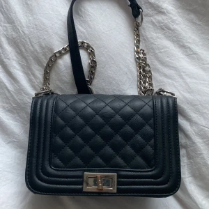 Väska - Köpt för 2år sen på ur&penn använd några gånger (lite sliten) ny pris 199kr