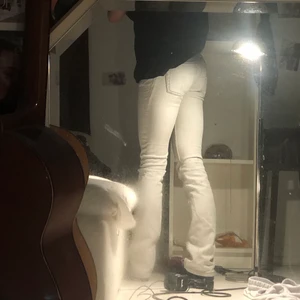 Jeans från second hand  - Dessa byxor inte använda över huvudtaget skulle topp på storlek s jätte fina❤️‍🔥 sitter tight på mig över rumpan. Vita /eggskals vit. Inte så bra kamera men skriv privat så skickar jag bättre bilder! 