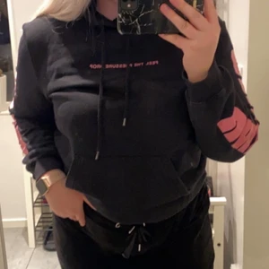 Svart tröja - Svart tröja med tryck på brösten, ryggen och armarna. Fint skick och använd 1/2 gånger. Tror att tröjan är från H&M. Storlek M. 