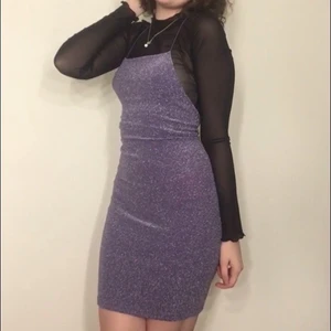 tight lila glittrig fest klänning - jätte fin tight lila glitter ”bodycon” klänning från h&m. använd endast en gång när jag fyllde år, passar perfekt till fester.