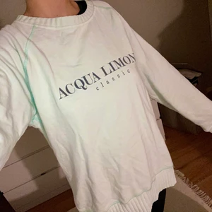 Mintgrön acqua limone - Acqua Limone tröja. Storlek L. Sparsamt använt. Säljer för 100kr + frakt. Totalpris 178kr