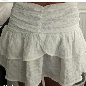 kjol - fin gina kjol, storlek M (tror jag) passar iaf mig som är m, (lånade bilder)