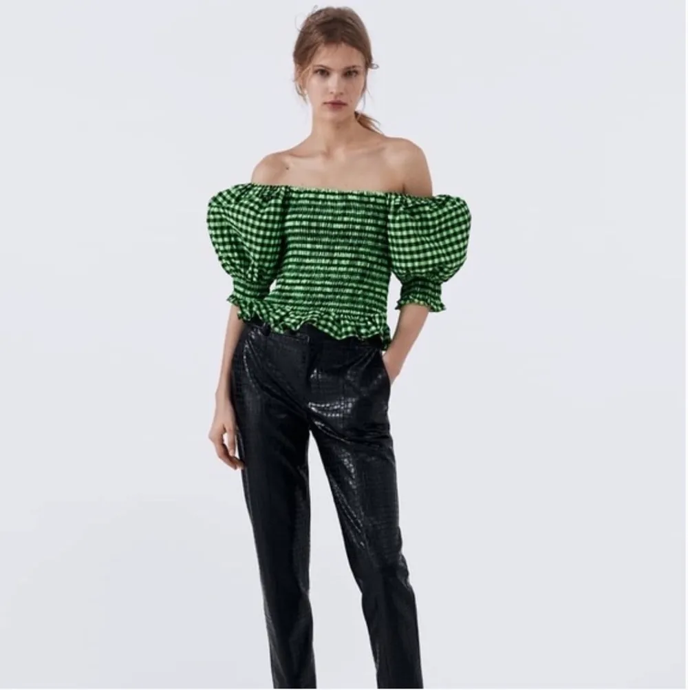 Säljer skitsnygg en oanvänd grön/svart rutig Zara blus med puffärmar då den tyvärr är förliten…  Blusen koster 250kr inkl frakt ❤️. Blusar.