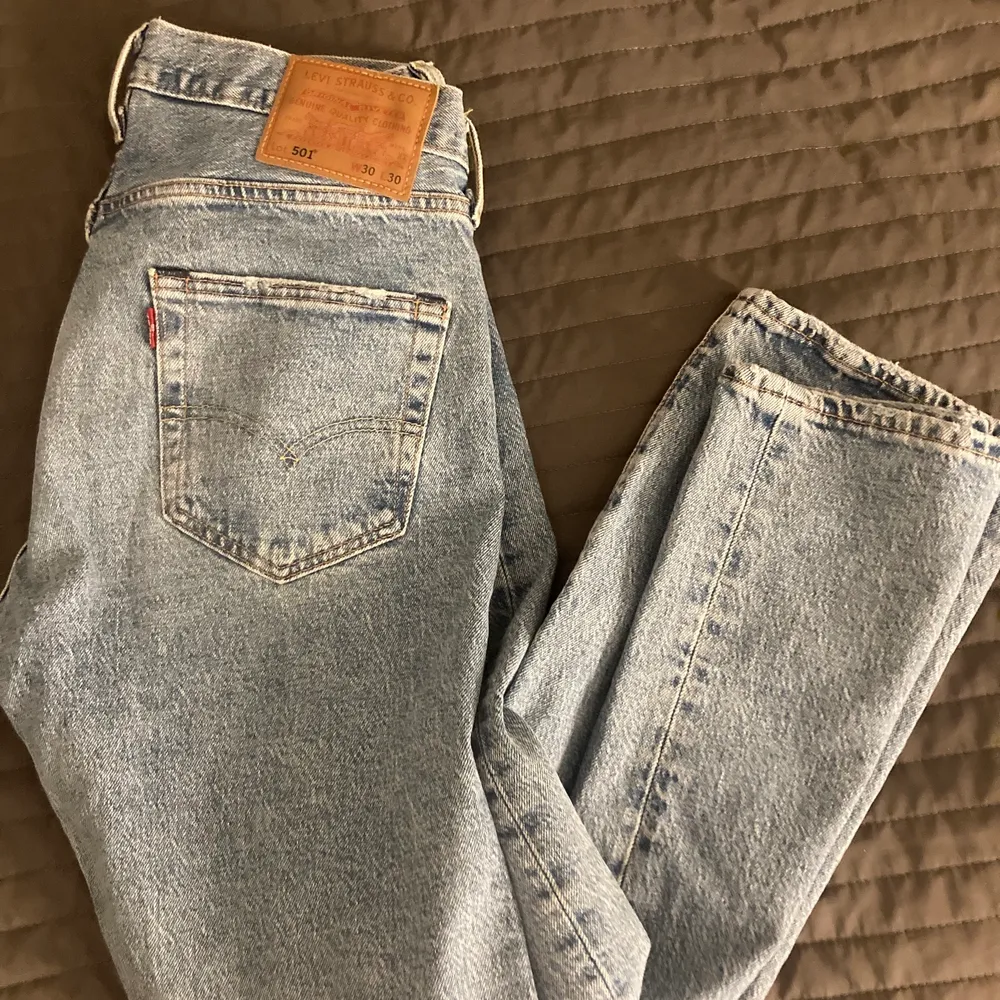 Säljer dessa helt oanvända 501 levis då de aldrig kommit till användning 😢 Straight i modellen!💕 Skriv för frågor. Jeans & Byxor.