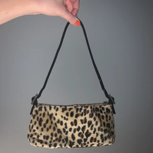 90s Leopard axelväska - 🐆Söt liten axelväska a la 90-tal köpt på second hand i  Brooklyn🐆